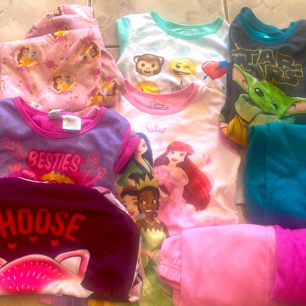 Girl S 5-7 Lot of 5 Pieces Sweater,  T-shirt,  Pijamas, Sportwear Pants